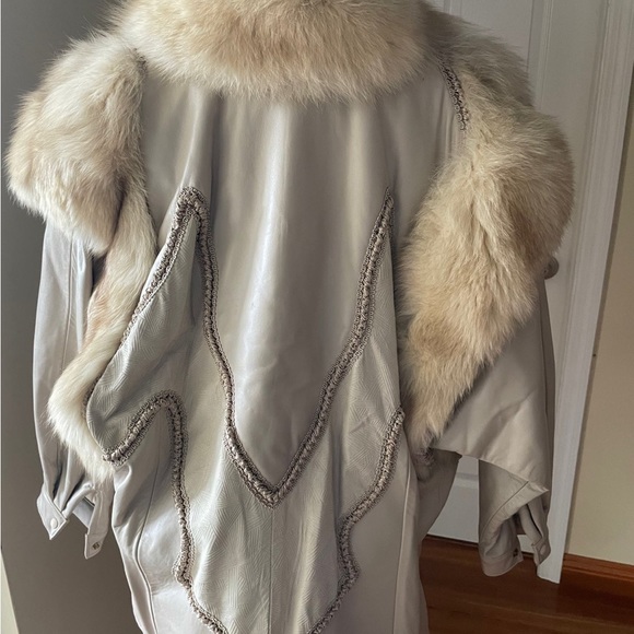This is an absolutely stunning Norma Canada vintage women's Fur natural jacket - Picture 5 of 9